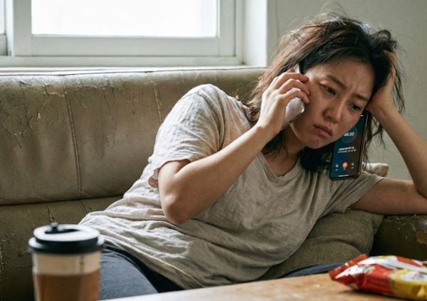 고객센터 상담원 연결 대기로 지친 모습