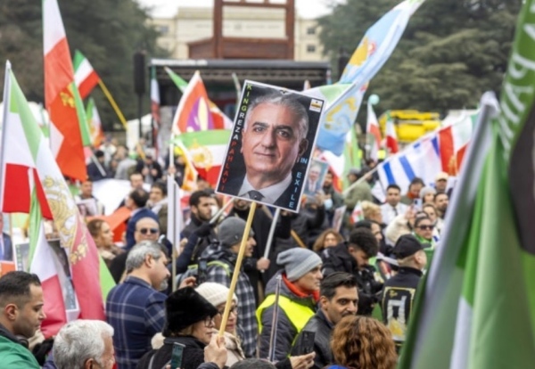 레자 팔레비 전 이란 왕세자의 연설 모습과 지지자들