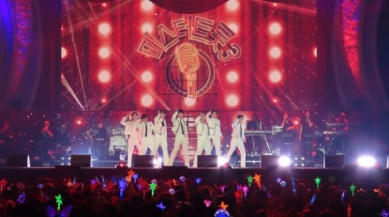 김용빈 콘서트장에서 공식 굿즈를 들고 환호하는 10만 사랑빈 회원들의 모습