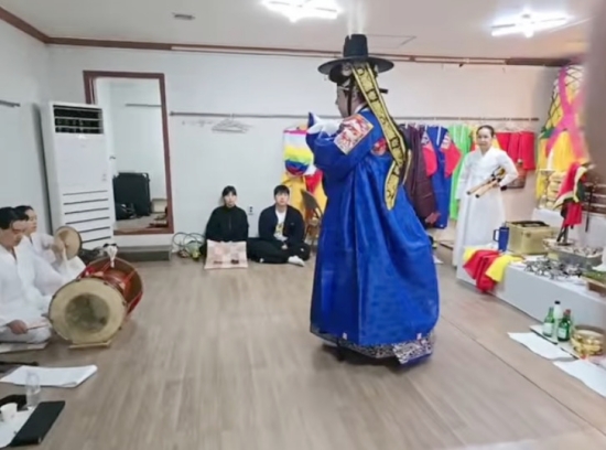천안 신록당의 차분하고 고풍스러운 신당 내부 인테리어와 제단 모습